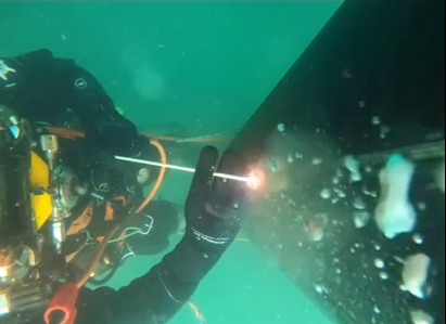 Soudeur sous l'eau sur tube