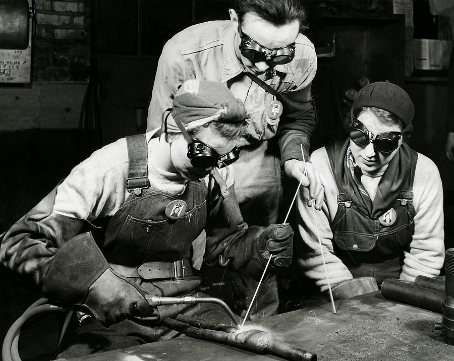 Femmes soudent au chalumeau en 1943